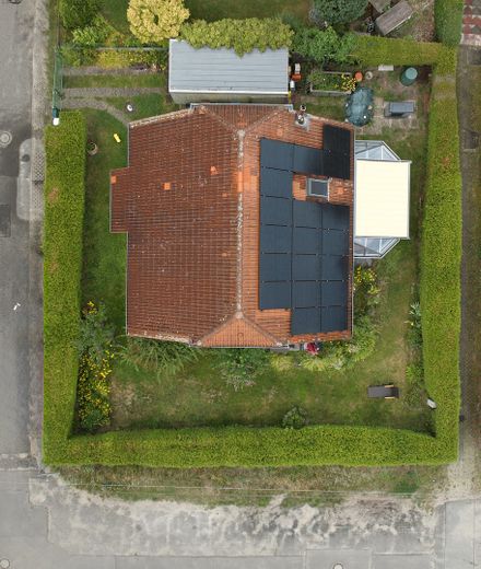 Provisionsfrei in die Zukunft! EFH mit Wärmepumpe und PV nahe Wald und Wasser – Luftbild Haus und Grundstück