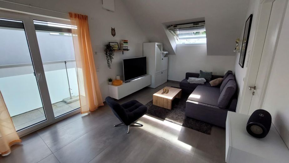 Exklusive 2-Zimmer Dachgeschosswohnung für Singles oder Paare – Wohnraum mit Balkon