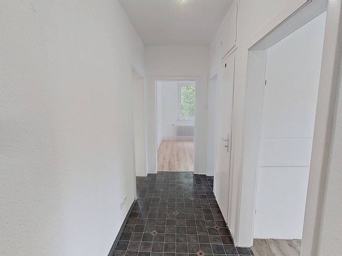 Gemütlichkeit&Modernität: 2-Zi.-Whg. mit Wannenbad in Bielefeld-Mitte – Flur