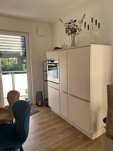 Exklusive 2,5 Zimmer Wohnung mit Aufzug, Niedrigenergiehaus mit PV Mieterstrom – Essbereich Küche