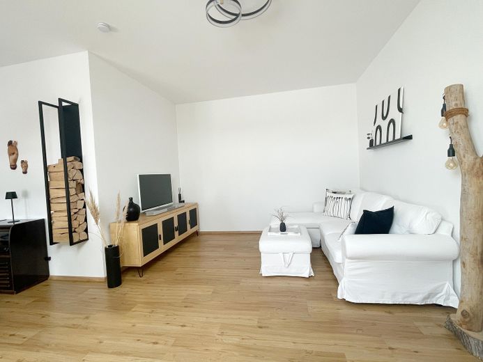 Stylowe 3-pokojowe mieszkanie na poddaszu z tarasem dachowym o powierzchni 32 m² od strony południowej – Wohnbereich_2