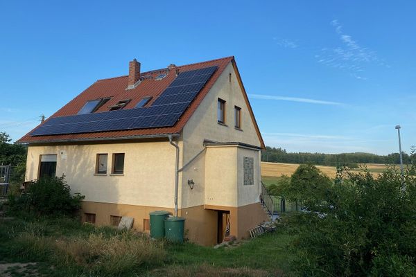 Freistehendes Familienhaus mit Fernblick und großem Garten.