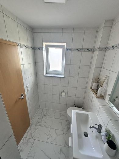 Raumwunder in Bestlage -Stillvolle DHH mit 7 Zimmern & TOP Energieeffizienz A+ – Gäste WC/Bad
