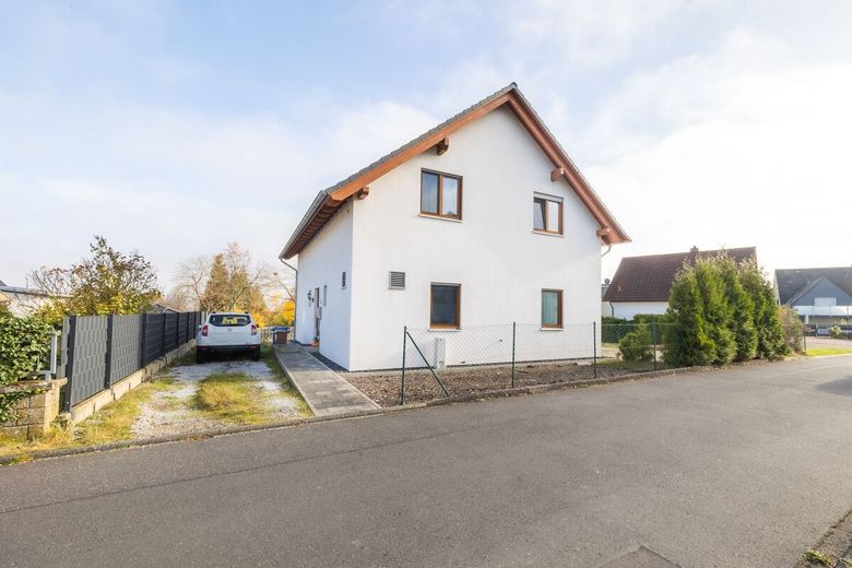 Ein Zuhause, das mitdenkt: modern, effizient und familienfreundlich! Familienhaus mit viel Platz! – Blick in die Einfahrt