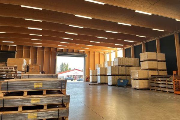 Warehouse/Production Hall in Rehau – approx. 3,000 m² usable floor area – Office + Staff Facilities
