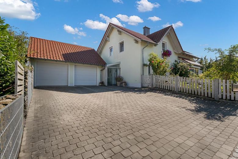 Große Hofeinfahrt & Garage