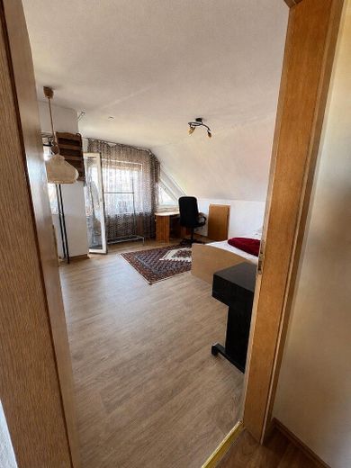 Großzügiges Wohnhaus mit ca.360 m² – Potenzial für Mehrgenerationenwohnen oder mehrere Wohneinheiten – 2. OG Zimmer + Küche & Balkon