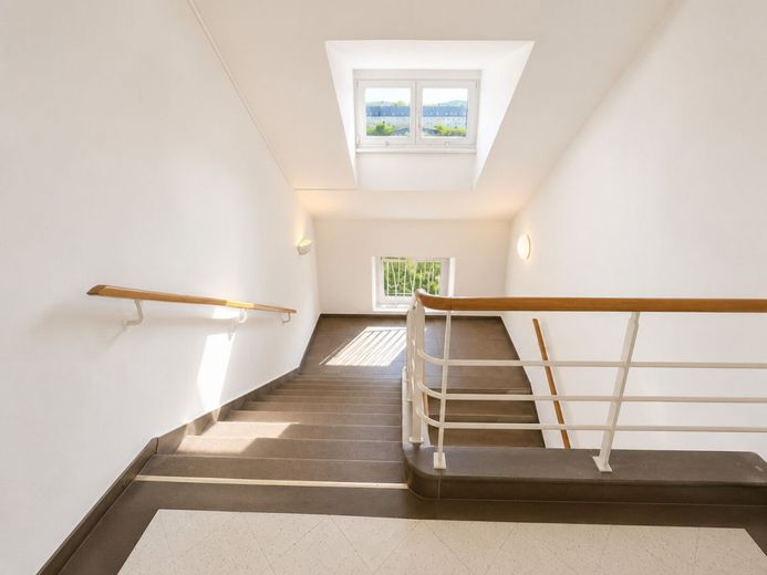 Einmaliges Wohnjuwel! 80 m² Wohnung - Loft-Charakter und 1A Veste-Coburg-Blick! Stellplatz mietbar – Gepflegtes Treppenhaus