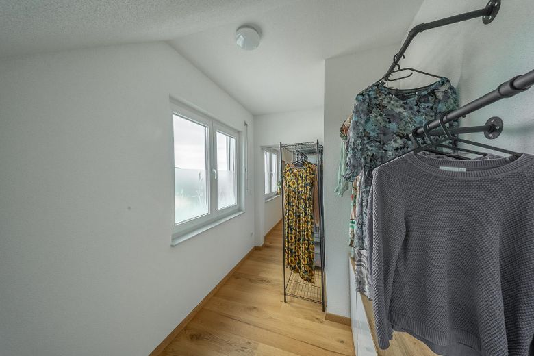 Neuwertiges KfW-55-Einfamilienhaus mit Wintergarten, Weitblick und großem Garten – provisionsfrei – Ankleide OG