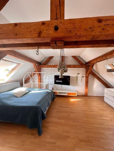 High-quality renovated maisonette apartment with 3 rooms, garden and parking space included – Schlafzimmer im Obergeschoss