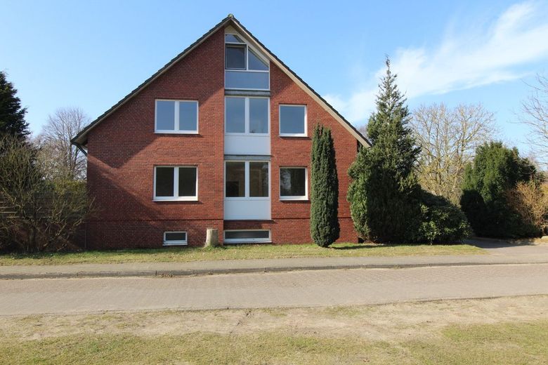 Apartment building in an excellent location with conservatory, 4 garages + building plot for 4 apartments – 5 - Giebelansicht