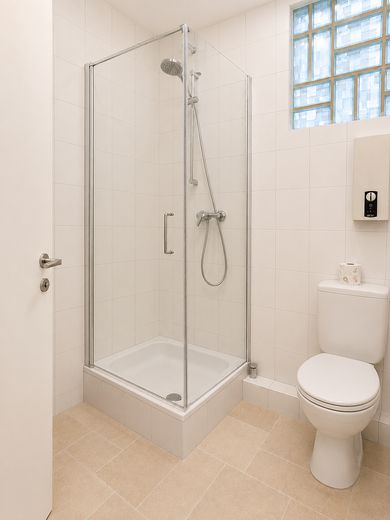 Renovierte 1-Zimmer-Wohnung mit 52 m² Innenhof in RWTH-Nähe – provisionsfrei – Duschbad mit neuer Duschkabine