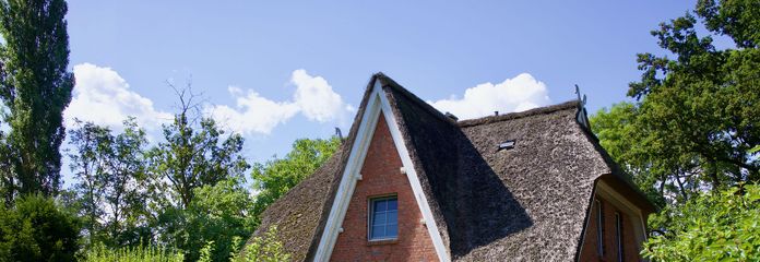 provisionsfrei: Reetdachhaus auf Traumgrundstück mit Meernähe & Ferienhaus-Potenzial – Südrügen – Ansicht Haus