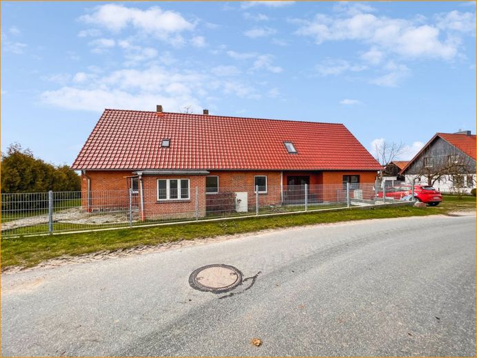***Zweifamilienhaus in ruhiger Ortslage*** – Straßenansicht