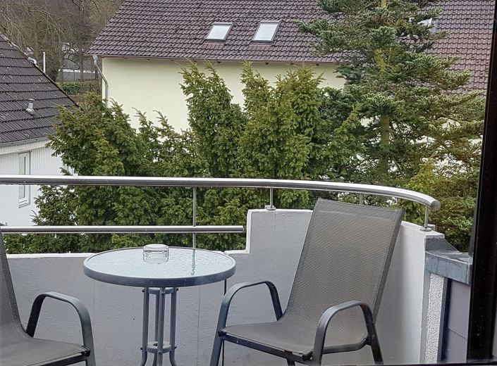 Güvenli sermaye yatırımı: Popüler bir tatil bölgesinde tam mobilyalı daire. – Balkon in Südlage