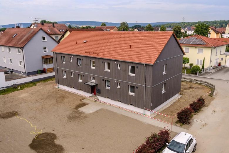 Frisch sanierte, moderne 2-Zimmerwohnung in Schwandorf-Ettmannsdorf – Hausansicht Vorderseite