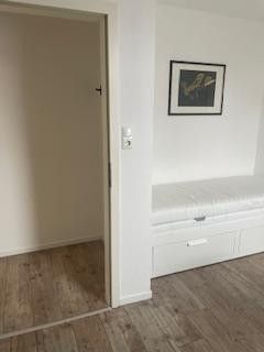 Wohn- Schlafzimmer zum Flur