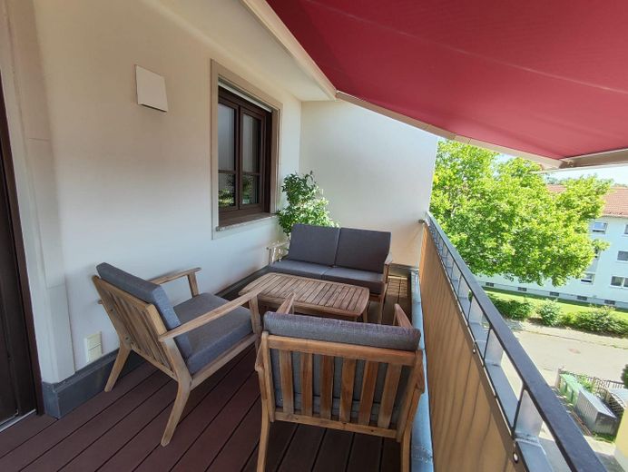 Ruhiges Wohnen mit Penthouse-Flair: Barrierefreie 3-Zi.-Whg, Aufzug, 20m² SW-Balkon, provisionsfrei – Balkon links