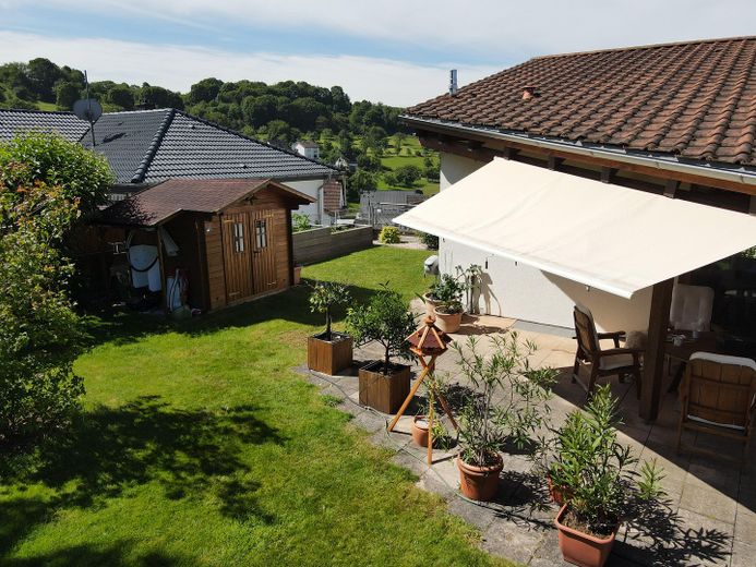 Freistehendes Niedrigenergie-EFH in Massivbauweise zwischen Pirmasens und Zweibrücken – Gartenhaus u. Hochbeete