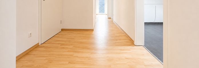 Geschmackvolle 3-Raum-Wohnung mit großem Balkon – Flur