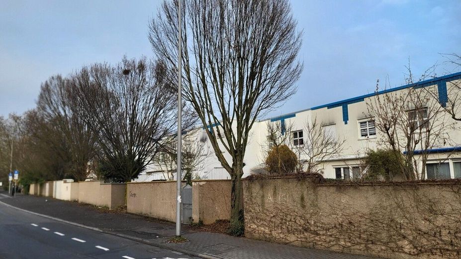 Neuer Preis ! RMH mit Garage, 2 Balkonen, Garten und Terrasse – Straßenfront Rückseite
