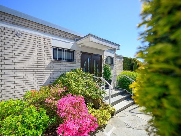 BUNGALOW-KLASYK | Stylowa architektura z lat 70. we Frankfurcie-Seckbach – Zdjęcie 1
