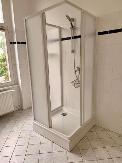 Helle, großzügig geschnittene 2-Zimmer-Wohnung – Dusche