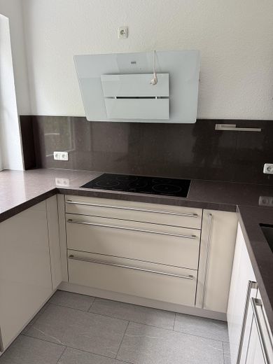 renovierte Wohnung mit Balkon und Blick ins Grüne – Induktionskochfeld