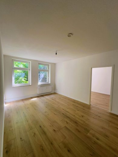 Wohnzimmer – Blick zu Fenstern