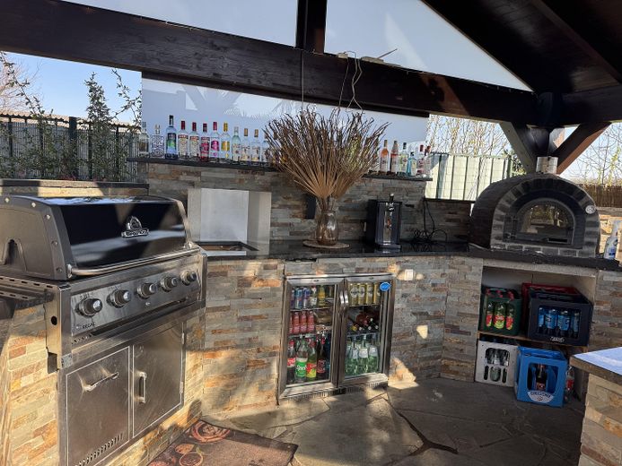 Casa rural con factor WOW: grandes naves, jardín de ensueño y cocina exterior de lujo – Foto 15