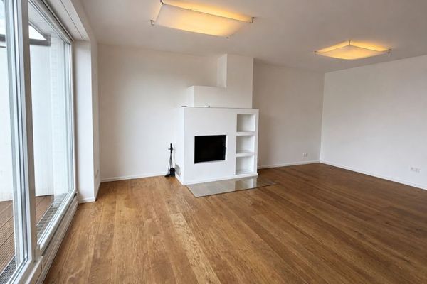 Stilvolle Maisonettewohnung mit 3,5 Zimmern, Dachterrasse, Kamin und Nähe zum Rhein
