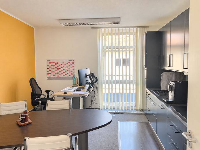 Helle Büro/ Praxisräume in Burghausen - ca. 100 (optional 200 m²) mit vielseitiger Aufteilung – Büro 1 mit Teeküche