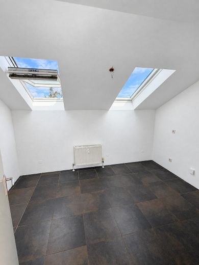 Poddasze z tarasem o powierzchni ok. 28 m² na całej szerokości, 3 pokoje, kilka minut do dworca – Zdjęcie 5