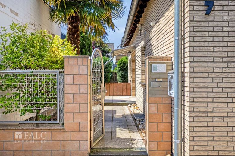 Wohnen mit Perspektive - gepflegtes Zweifamilienhaus mit Garten, Garage  in Köln-Zündorf – Zugang zum Haus