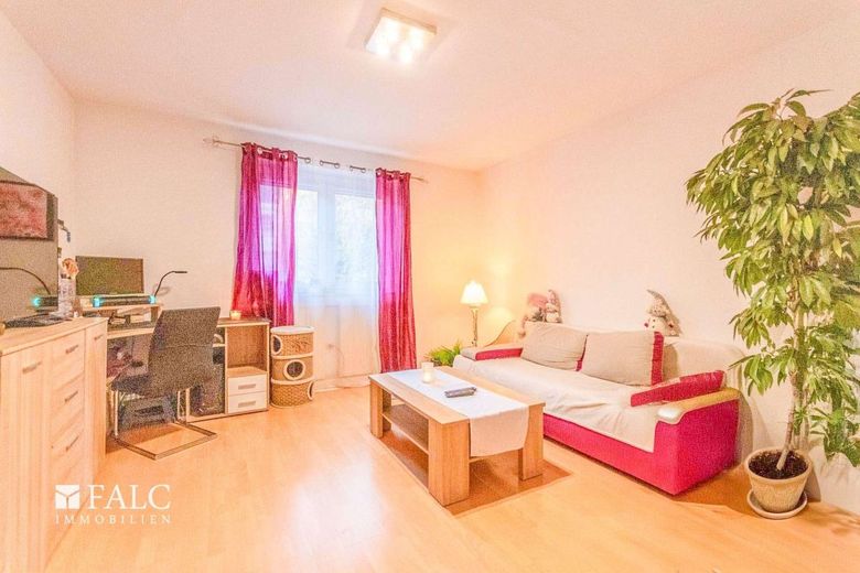 "Einziehen oder investieren - Raum für neue Möglichkeiten" – Wohnzimmer