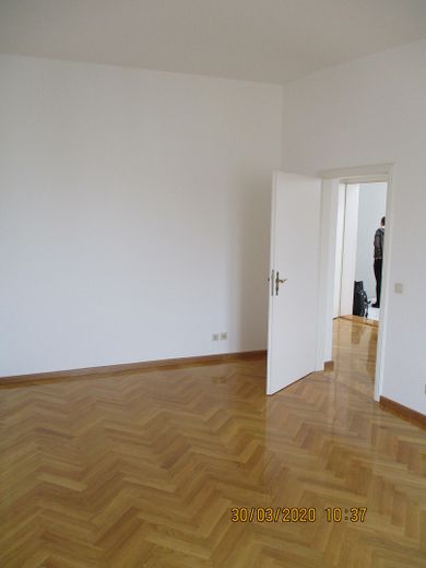 Wunderschöne 4-Raum Dachgeschoß-Altbauwohnung im beliebten Friedrichshain – Zimmer mitte 