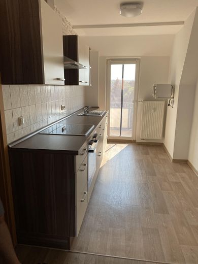 Helle 2-Raum-Dachgeschosswohnung mit Einbauküche im Herzen von Altenburg – Küche mit Balkonausgang