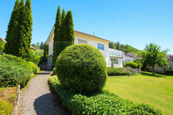 Wohnen mit Weitblick über die Baar: Gepflegtes Zweifamilienhaus in sonniger Aussichtslage und ansprechendem Garten mit 2 Garagen in DS-Grüningen