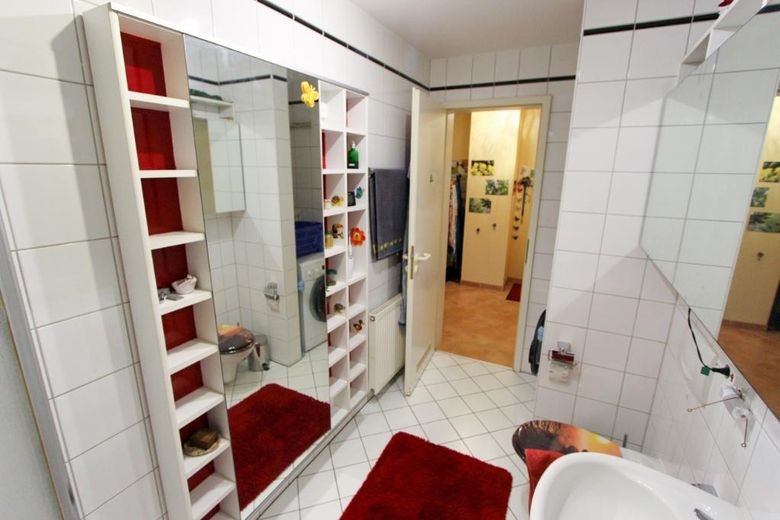 2 odalı Pankow dairesi; balkon, bahçe, bisiklet bodrumu, bodrum deposu (yeraltı otoparkı) – Badezimmer