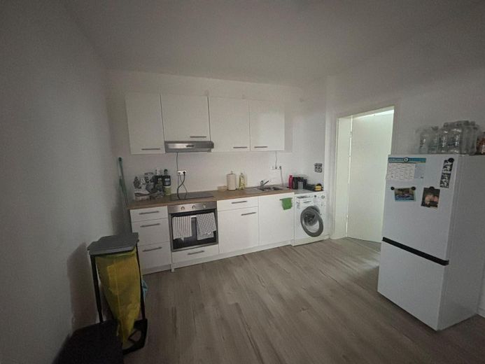 Helle 2-Zimmer-Wohnung, 75 m², kernsaniert, mit Terrasse und Garage – Küche