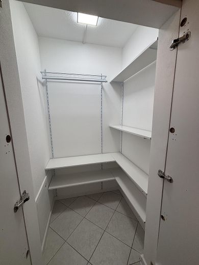 Abstellraum/begehbarer Schrank