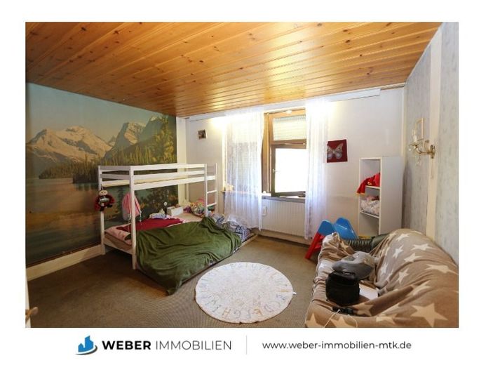 Verkauf im Bieterverfahren +++ provisionsfrei +++Sanierungsobjekt mit Ausbaupotenzial in Hattersheim – Wohnzimmer EG