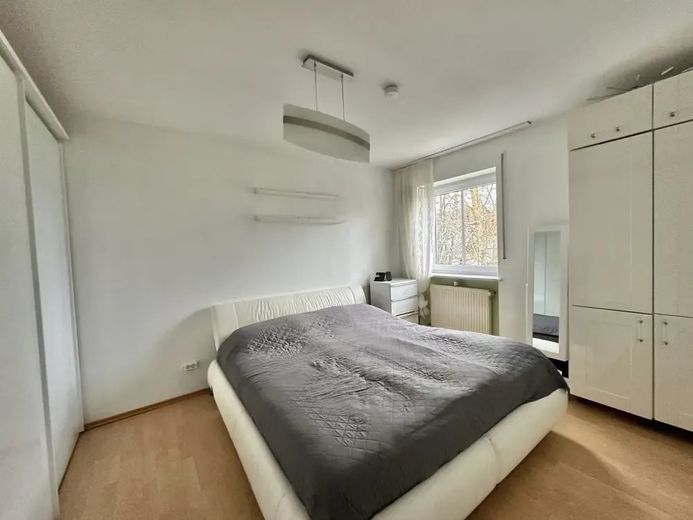 Appartamento di 3 locali senza provvigione con balcone esposto a sud, posto auto in garage sotterraneo e riscaldamento a pavimento – Schlafzimmer