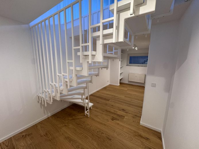 Lichtdurchflutete 2,5-Zimmer-Maisonette, Terrasse und Garten – frisch renoviert & sofort beziehbar – Abgang in das Untergeschoss