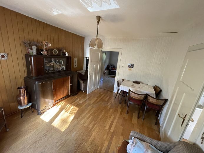 Wolnostojący dom jednorodzinny z garażem i ogrodem – Wohnzimmer EG