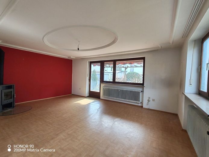 Freistehendes Einfamilienhaus in Kraiburg am Inn – Wohnzimmer
