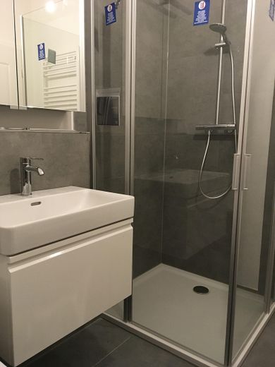 Stilvoll kernsanierte 4-Zi-Altbau-Wohnung – Dusche Raindance
