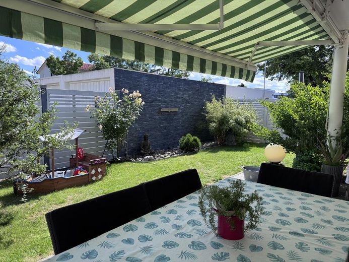 Luxuriöse 4 ZKB Wohnung mit schön angelegtem Garten – Terrasse