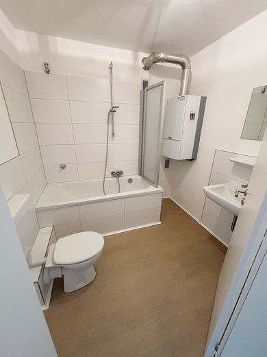 Zentrale Eigentumswohnung in Siegburg, Kaldauen zu verkaufen – Badezimmer