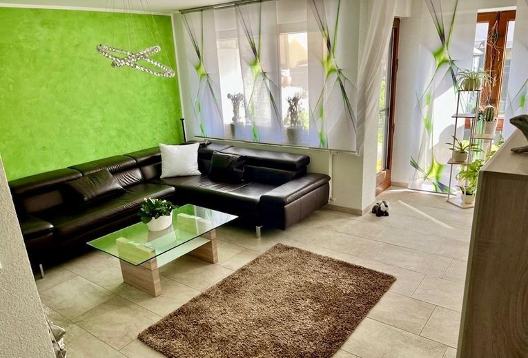 Modernisiertes Split-Level-Reihenhaus mit Garten, Kamin, PV-Anlage & Tesla Powerwall in Bernhausen – Wohnzimmer